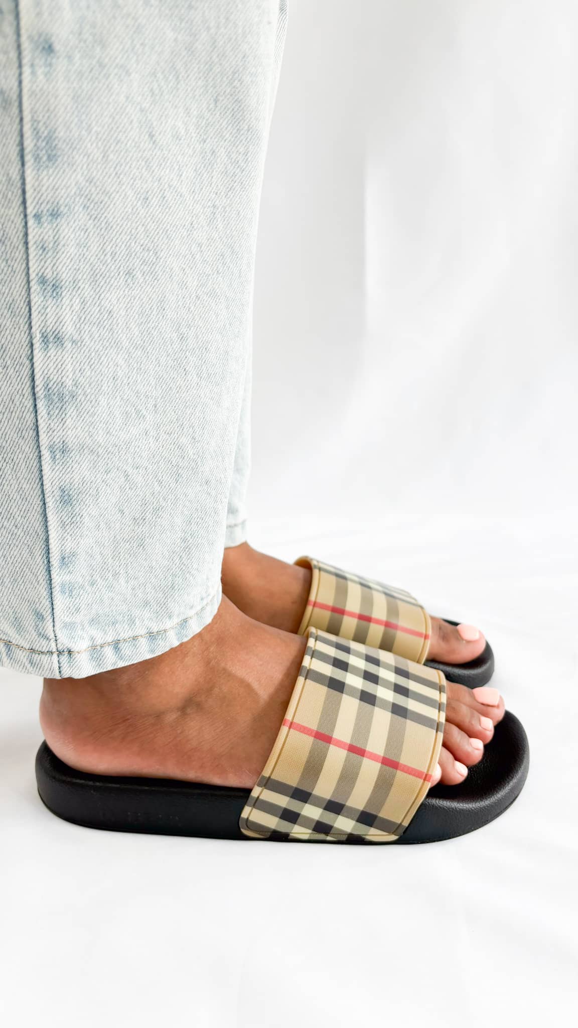 Burberry-Pool-Slides-Brown-Check-Black-Rubber-Sole