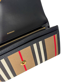 Classic Burberry wallet with housecheck