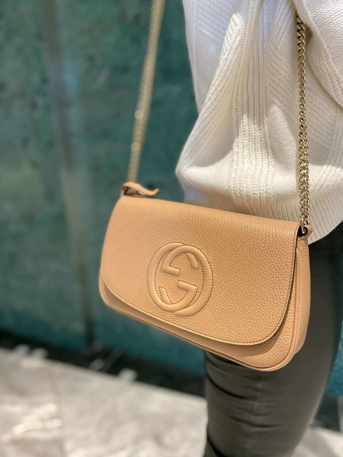 Gucci-Crossbody-Bag-Soho-Disco-Bag-Beige-Glamorizta