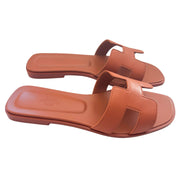 A horizontal, level perspective of the timeless summer flats, drawing focus to the ultra-flat stacked heel and its contrast with the upper.