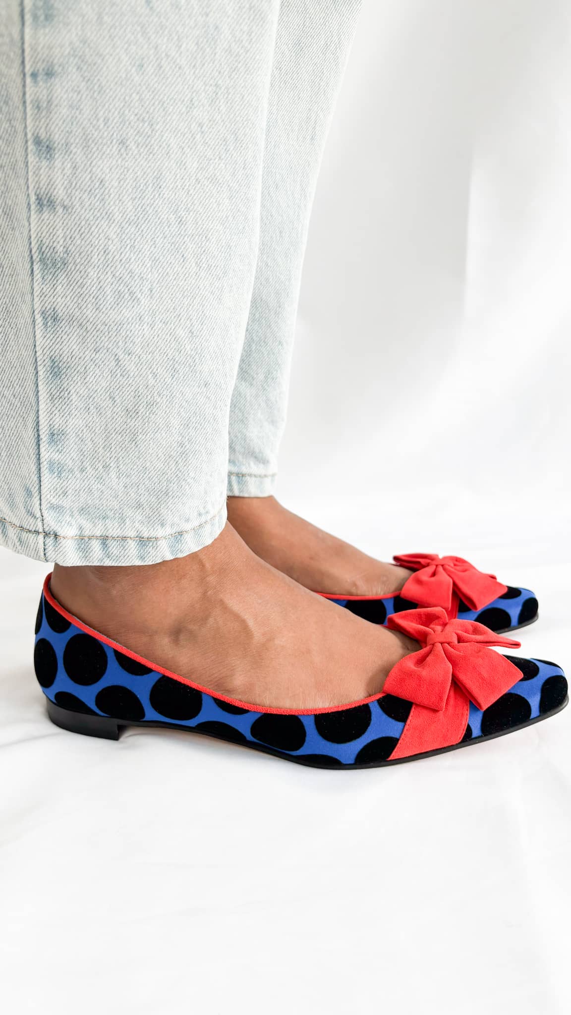 Manolo-Blahnik-Aragon-flat-shoe-blue-black-dots-red-bow-Glamorizta