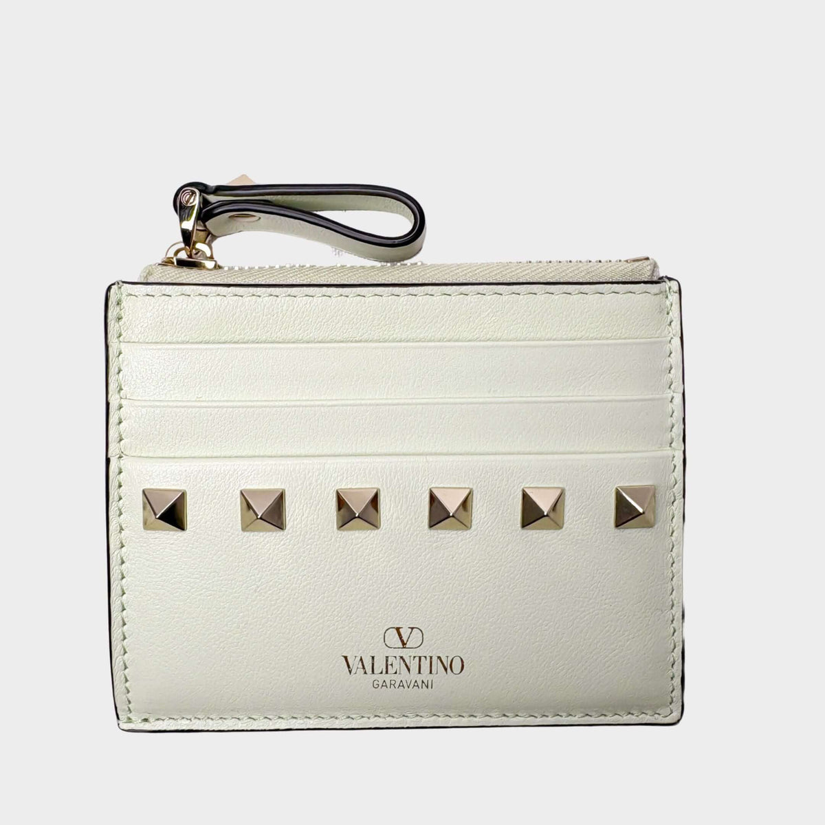 Front view of the Valentino Rockstud card holder and coin wallet in white leather, featuring signature gold-tone rockstuds.