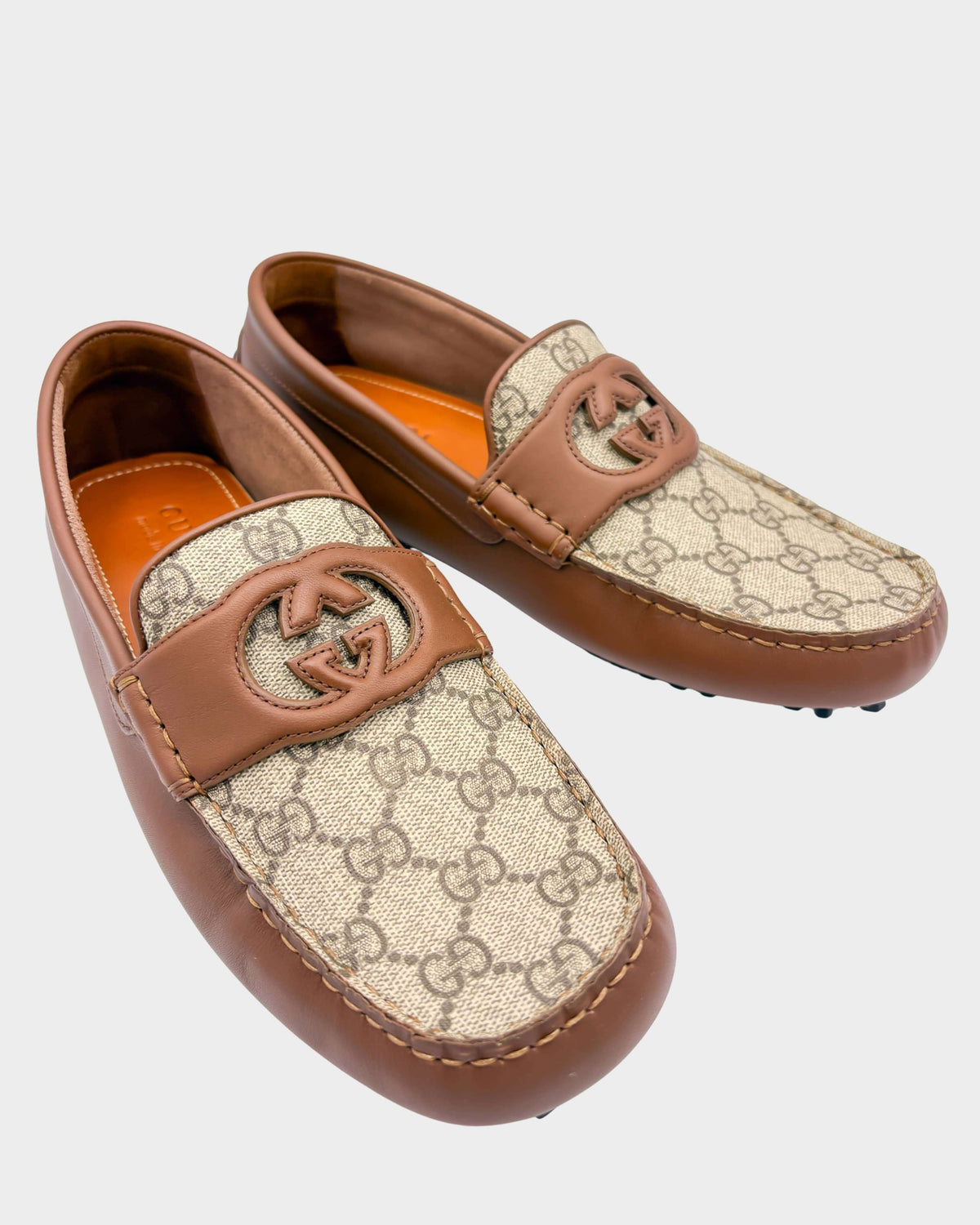 Gucci Driver Moccasin in Clove brown calf leather and Beige Ebony GG Supreme canvas.