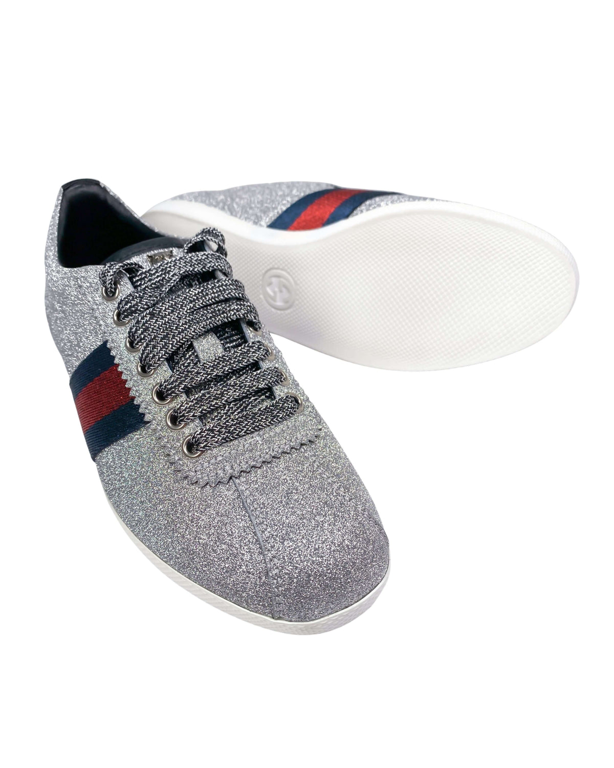 Sole detail of Gucci trainers in silver showing tread design