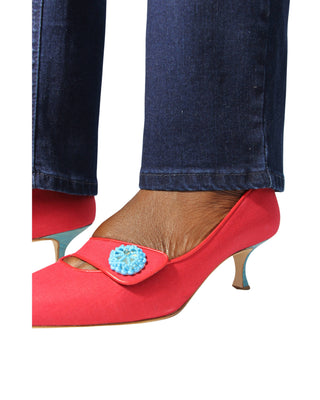 Close-up of Manolo Blahnik Pongsa 40 luxury designer heels buy at Glamorizta